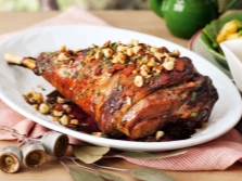 Орех макадамии отлично сочетается с мясом
