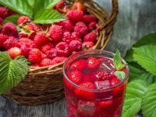 Что дает малина при температуре 38. malina pri temperature polza i recepty 7. Что дает малина при температуре 38 фото. Что дает малина при температуре 38-malina pri temperature polza i recepty 7. картинка Что дает малина при температуре 38. картинка malina pri temperature polza i recepty 7. Множество заболеваний сопровождается повышением температуры тела. Это явление очень частое особенно осенью и весной в период простудных и вирусных заболеваний. Народные знахари использовали малину для лечения многих недугов с давних времён. Наши прабабушки всегда запасали на зиму это вкусное природное лекарство, а при первых симптомах заболевания добавляли ложку малины в чай, обещая скорое выздоровление. А ведь действительно это уникальное растение обладает множеством полезных веществ и целебных свойств.