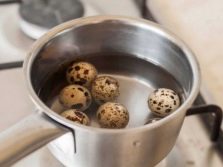 Перепелиные яйца как рецепты. sposoby prigotovleniya perepelinyh yaic 10. Перепелиные яйца как рецепты фото. Перепелиные яйца как рецепты-sposoby prigotovleniya perepelinyh yaic 10. картинка Перепелиные яйца как рецепты. картинка sposoby prigotovleniya perepelinyh yaic 10. Несмотря на свой размер и интересный внешний вид, перепелиные яйца являются настоящим кладезем витаминов и полезных микроэлементов. В отличие от куриных в них не содержится холестерин. Они повышают иммунитет и подходят для употребления в пищу даже аллергикам. Существует огромное количество интересных вариантов их приготовления.
