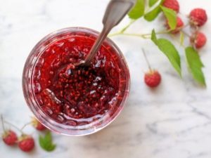 Знакомый с детства вкус малинового варенья: какая польза в любимом десерте?