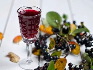 Свойства настоек и наливок из черноплодной рябины