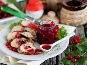 Готовим к мясу соус из черной и красной смородины