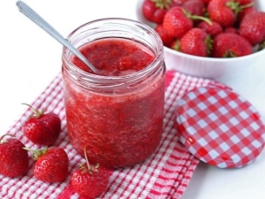 Перетертая клубника с сахаром на зиму