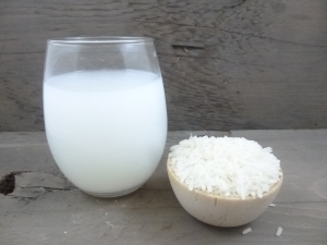 Рисовая вода для лица: советы по приготовлению и применению