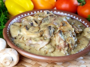 Как приготовить куриную печень в сметане с луком?