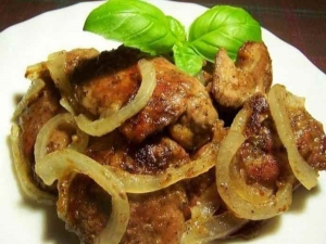 Рецепты жареной говяжьей печени с луком и сметаной