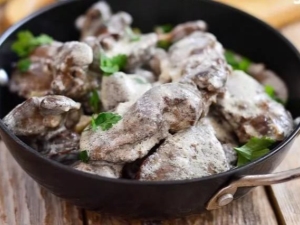 Секреты приготовления куриной печени в сметане на сковороде