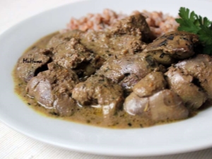 Состав и варианты приготовления тушеной куриной печени