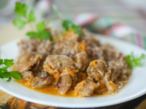 Как приготовить подливу из куриных желудков?