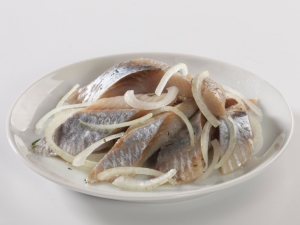 Как приготовить сельдь с луком в масле и уксусе?