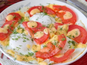 Как приготовить яичницу с сыром и помидорами?
