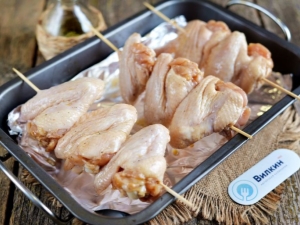 Как замариновать куриные крылья для шашлыка?