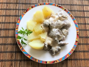 Калорийность и рецепты приготовления тушеных куриных желудков со сметаной