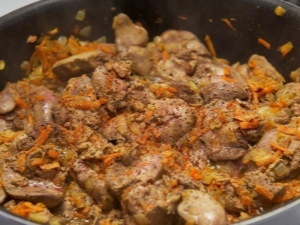 Рецепты приготовления куриной печени с луком и морковью на сковороде