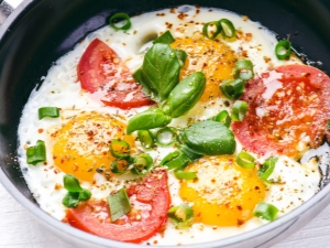 Рецепты приготовления яичницы с помидорами и луком