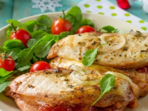 Способы приготовления куриных грудок с сыром и помидорами