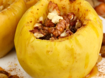 Яблоки с орехами, медом и корицей после запекания