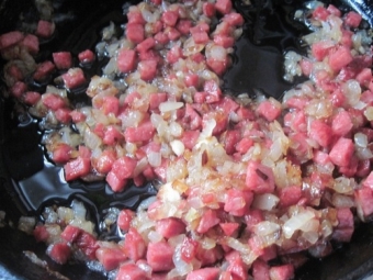 Мясо с луком для паштета с медвежьим орехом