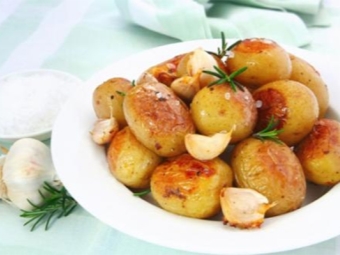 Молодой картофель с розмарином