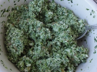 Маска с творогом и листьями одуванчика