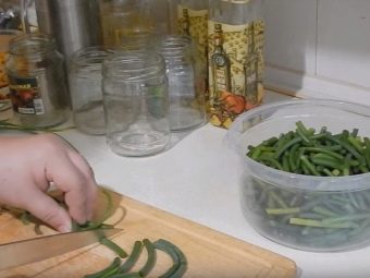 Маринованный чеснок побеги рецепт. populyarnye recepty prigotovleniya marinovannyh strelok chesnoka 11. Маринованный чеснок побеги рецепт фото. Маринованный чеснок побеги рецепт-populyarnye recepty prigotovleniya marinovannyh strelok chesnoka 11. картинка Маринованный чеснок побеги рецепт. картинка populyarnye recepty prigotovleniya marinovannyh strelok chesnoka 11. Побеги чеснока в народе называют стрелками. Все потому, что внешне они действительно напоминают остроконечные стрелки, направленные к солнцу. Побеги являются важной частью растения, ведь в момент созревания головка стрелок представляет собой маленькие зубчики чеснока, которые являются семенами. Для огородника это большой плюс: он может собрать эти побеги по осени, закопать в землю, а весной ждать новые ростки многолетнего растения.