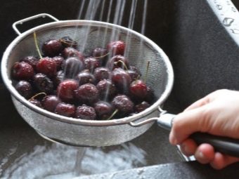 Невареное варенье из крыжовника. osobennosti prigotovleniya varenya iz kryzhovnika bez varki 18. Невареное варенье из крыжовника фото. Невареное варенье из крыжовника-osobennosti prigotovleniya varenya iz kryzhovnika bez varki 18. картинка Невареное варенье из крыжовника. картинка osobennosti prigotovleniya varenya iz kryzhovnika bez varki 18. О сыром варенье из крыжовника говорят как об одном из самых витаминных лакомств. Ароматные и сочные ягоды отлично подойдут для зимних заготовок. В них содержится очень много полезных веществ, к тому же вкусовые качества замечательные. Вот почему большое количество разных варений, компотов, джемов и конфитюров готовят именно из крыжовника. А для того, чтобы внести в блюдо некоторое разнообразие, хозяйки добавляют специи и пряности.