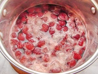 Компот из земляники рецепт. recepty prigotovleniya vkusnogo kompota iz zemlyaniki na zimu 10. Компот из земляники рецепт фото. Компот из земляники рецепт-recepty prigotovleniya vkusnogo kompota iz zemlyaniki na zimu 10. картинка Компот из земляники рецепт. картинка recepty prigotovleniya vkusnogo kompota iz zemlyaniki na zimu 10. Земляника – одна из самых вкусных и полезных ягод, которые можно собрать на лесных полянах или вырастить на своем участке. Она имеет ярко выраженный аромат и легкий сладко-кислый вкус. К сожалению, срок хранения свежей ягоды слишком короткий, уже через несколько дней она превращается в кашицу и теряет привлекательный вид.