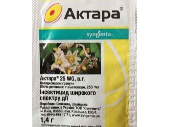 Чем можно обработать клубнику с ягодами. chem obrabotat klubniku ot boleznej i vreditelej vo vremya plodonosheniya 13. Чем можно обработать клубнику с ягодами фото. Чем можно обработать клубнику с ягодами-chem obrabotat klubniku ot boleznej i vreditelej vo vremya plodonosheniya 13. картинка Чем можно обработать клубнику с ягодами. картинка chem obrabotat klubniku ot boleznej i vreditelej vo vremya plodonosheniya 13. Вкуснейшую садовую клубнику любят не только взрослые и дети, но также и насекомые, которые очень часто портят садоводам весь урожай. К сожалению, привычные механические приемы не всегда помогают раз и навсегда избавиться от вредителей, в результате чего приходится прибегать к использованию различных инсектицидов. Многих садоводов всегда волнует серьезный вопрос: что же делать, если вредители поселились на уже плодоносящей клубнике?