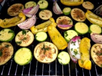 овощи запеченные в духовке рецепт на решетке. kak prigotovit ovoshchi gril v duhovke 7. овощи запеченные в духовке рецепт на решетке фото. овощи запеченные в духовке рецепт на решетке-kak prigotovit ovoshchi gril v duhovke 7. картинка овощи запеченные в духовке рецепт на решетке. картинка kak prigotovit ovoshchi gril v duhovke 7. Запеченные овощи вкусны и полезны, их можно использовать как отдельное блюдо или в качестве лёгкого гарнира к мясу или рыбе. Летом овощи хорошо готовить на углях на открытом воздухе, а зимой пожарить овощи-гриль можно и в духовке у себя на кухне.