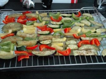 овощи запеченные в духовке рецепт на решетке. kak prigotovit ovoshchi gril v duhovke. овощи запеченные в духовке рецепт на решетке фото. овощи запеченные в духовке рецепт на решетке-kak prigotovit ovoshchi gril v duhovke. картинка овощи запеченные в духовке рецепт на решетке. картинка kak prigotovit ovoshchi gril v duhovke. Запеченные овощи вкусны и полезны, их можно использовать как отдельное блюдо или в качестве лёгкого гарнира к мясу или рыбе. Летом овощи хорошо готовить на углях на открытом воздухе, а зимой пожарить овощи-гриль можно и в духовке у себя на кухне.