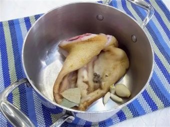 Отварные свиные уши рецепт. skolko po vremeni i kak varit svinye ushi 4. Отварные свиные уши рецепт фото. Отварные свиные уши рецепт-skolko po vremeni i kak varit svinye ushi 4. картинка Отварные свиные уши рецепт. картинка skolko po vremeni i kak varit svinye ushi 4. Свиные ушки – это песня для тех, кто умеет их правильно готовить в домашних условиях. Любители субпродуктов сейчас согласно кивают головой. В магазинах стоят смешные деньги, готовятся легко и просто. Если вы не знаете, как вкусно приготовить свиные уши, задержитесь на этой страничке – вы найдете кучу рецептов, которые помогут вам влюбиться в блюда и признать их деликатесными.