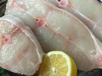 Котлеты из палтус рецепт. gotovim kotlety iz paltusa 1. Котлеты из палтус рецепт фото. Котлеты из палтус рецепт-gotovim kotlety iz paltusa 1. картинка Котлеты из палтус рецепт. картинка gotovim kotlety iz paltusa 1. После запекания блюда в духовке готовое филе палтуса с овощами распределяют по тарелкам, не нарушая целостность слоев. Сверху обед обсыпают свежим зеленым луком и подают к столу вместе с кусочком хлеба.