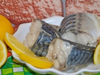 Красная рыба отварная рецепт. kak i skolko po vremeni varit krasnuyu rybu 7. Красная рыба отварная рецепт фото. Красная рыба отварная рецепт-kak i skolko po vremeni varit krasnuyu rybu 7. картинка Красная рыба отварная рецепт. картинка kak i skolko po vremeni varit krasnuyu rybu 7. Рыба лососевых пород вкусна и полезна, аппетитно выглядит, независимо от того, каким способом приготовлена. Многие отдают предпочтение семги, так как она жирнее и нежнее большинства своих «сородичей». Это позволяет приготовить ее более вкусно, чтобы она не получилась сухой. К тому же рыбий жир очень полезен, он содержит полиненасыщенные жирные кислоты, необходимые организму, но не вырабатываемые им. Отварная семга часто включается в меню теми, кто стремится похудеть, также она рекомендована для детского питания. Если вы стремитесь питаться правильно, вам стоит научиться готовить это простое, но вкусное блюдо.