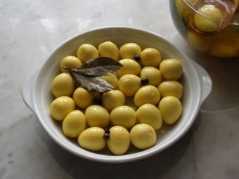 Мариновані перепелині яйця рецепт. recepty prigotovleniya marinovannyh perepelinyh yaic 2. Мариновані перепелині яйця рецепт фото. Мариновані перепелині яйця рецепт-recepty prigotovleniya marinovannyh perepelinyh yaic 2. картинка Мариновані перепелині яйця рецепт. картинка recepty prigotovleniya marinovannyh perepelinyh yaic 2. Перепелиные яйца можно сварить и съесть. Их можно добавить в тесто. Из яиц перепелов можно сделать красивые закуски на шпажках. Еще можно добавить их в салаты. Также используют яйца для украшения различных блюд. Что еще? Бутерброды приготовить с перепелиными яйцами. Нафаршировать ими блины. Все, фантазия, кажется, иссякла. Но однажды иду вдоль прилавков магазина и вижу перепелиные яйца в банке. Маринованные!