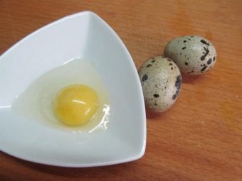 Перепелиные яйца как рецепты. sposoby prigotovleniya perepelinyh yaic 17. Перепелиные яйца как рецепты фото. Перепелиные яйца как рецепты-sposoby prigotovleniya perepelinyh yaic 17. картинка Перепелиные яйца как рецепты. картинка sposoby prigotovleniya perepelinyh yaic 17. Несмотря на свой размер и интересный внешний вид, перепелиные яйца являются настоящим кладезем витаминов и полезных микроэлементов. В отличие от куриных в них не содержится холестерин. Они повышают иммунитет и подходят для употребления в пищу даже аллергикам. Существует огромное количество интересных вариантов их приготовления.