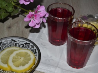 Компот из базилика польза. kak svarit kompot iz bazilika 4. Компот из базилика польза фото. Компот из базилика польза-kak svarit kompot iz bazilika 4. картинка Компот из базилика польза. картинка kak svarit kompot iz bazilika 4. Этот необычный напиток обладает очень ярким и оригинальным вкусом, который по достоинству оценили многие люди. Научиться готовить его довольно просто, но прежде, чем тратить на это время и силы, разумнее будет узнать о пользе и вреде компота из базилика, и уж только потом решать, хотите ли вы видеть его на своем столе.