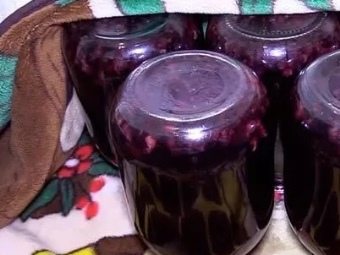Компот из ягод черники. kak svarit kompot iz cherniki 17. Компот из ягод черники фото. Компот из ягод черники-kak svarit kompot iz cherniki 17. картинка Компот из ягод черники. картинка kak svarit kompot iz cherniki 17. Яркий и ароматный компот можно приготовить из черники. Напиток подходит для длительного хранения в погребе, он будет дополнять ваш стол на протяжении всего года. Оцените 7 вкусных ягодных рецептов с пошаговым описанием процесса. Берите на заметку любой понравившийся и радуйте своих близких.