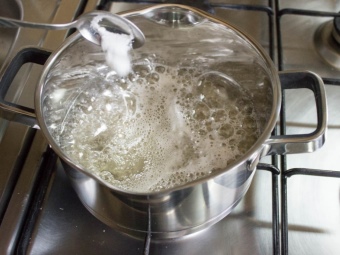Компот из ягод черники. kak svarit kompot iz cherniki 24. Компот из ягод черники фото. Компот из ягод черники-kak svarit kompot iz cherniki 24. картинка Компот из ягод черники. картинка kak svarit kompot iz cherniki 24. Яркий и ароматный компот можно приготовить из черники. Напиток подходит для длительного хранения в погребе, он будет дополнять ваш стол на протяжении всего года. Оцените 7 вкусных ягодных рецептов с пошаговым описанием процесса. Берите на заметку любой понравившийся и радуйте своих близких.