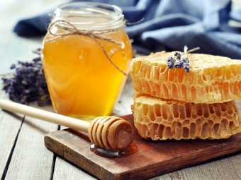 Смузи из клубники и банана польза. recepty smuzi iz klubniki i banana 9. Смузи из клубники и банана польза фото. Смузи из клубники и банана польза-recepty smuzi iz klubniki i banana 9. картинка Смузи из клубники и банана польза. картинка recepty smuzi iz klubniki i banana 9. Банановый смузи отличается густой структурой. Даже если пользоваться обыкновенной питьевой водой или молоком без добавления дополнительных ингредиентов (кроме банана) – напиток обязательно получится густым. Такая особенность позволяет снижать количество калорий в любом коктейле. Кроме того, смузи обладает многими другими достоинствами: