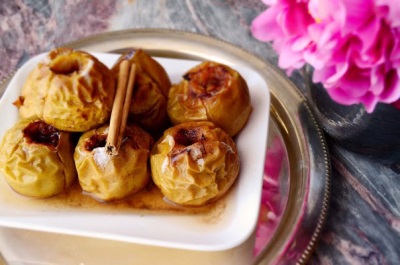 Яблоки с корицей и медом, запеченные в духовке