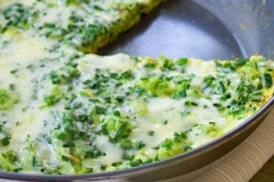 Яичница с майораном и кабачками