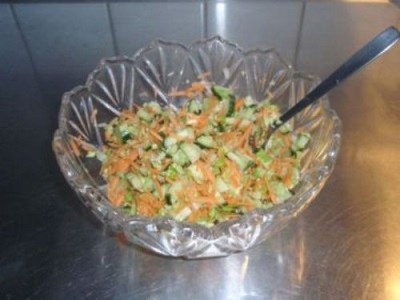 Салат с сельдереем, морковью, огурцом и яйцом