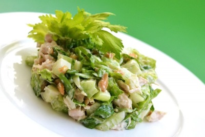 Салат с сельдереем, курицей и овощами