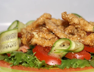 Курица с кунжутом и огурцом