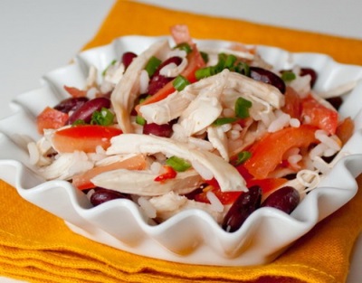 Корейский салат с курицей, фасолью, рисом, зеленью, миндальным маслом