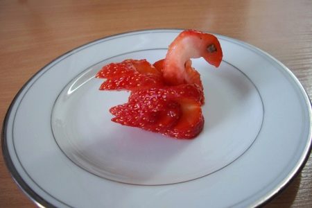 Цветы из клубники и киви. kak krasivo ukrasit tort klubnikoj 10. Цветы из клубники и киви фото. Цветы из клубники и киви-kak krasivo ukrasit tort klubnikoj 10. картинка Цветы из клубники и киви. картинка kak krasivo ukrasit tort klubnikoj 10. Свежие сочные фрукты, сладкие ягоды – что может быть аппетитнее и привлекательнее? Именно поэтому в качестве украшения тортов фрукты используются очень часто. Фрукты можно нарезать тонкими ломтиками и раскладывать на поверхности торта, покрывать слоем специального желе, переслаивать коржи и добавлять кусочки в крем.