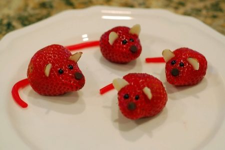 Цветы из клубники и киви. kak krasivo ukrasit tort klubnikoj 11. Цветы из клубники и киви фото. Цветы из клубники и киви-kak krasivo ukrasit tort klubnikoj 11. картинка Цветы из клубники и киви. картинка kak krasivo ukrasit tort klubnikoj 11. Свежие сочные фрукты, сладкие ягоды – что может быть аппетитнее и привлекательнее? Именно поэтому в качестве украшения тортов фрукты используются очень часто. Фрукты можно нарезать тонкими ломтиками и раскладывать на поверхности торта, покрывать слоем специального желе, переслаивать коржи и добавлять кусочки в крем.