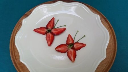 Цветы из клубники и киви. kak krasivo ukrasit tort klubnikoj 14. Цветы из клубники и киви фото. Цветы из клубники и киви-kak krasivo ukrasit tort klubnikoj 14. картинка Цветы из клубники и киви. картинка kak krasivo ukrasit tort klubnikoj 14. Свежие сочные фрукты, сладкие ягоды – что может быть аппетитнее и привлекательнее? Именно поэтому в качестве украшения тортов фрукты используются очень часто. Фрукты можно нарезать тонкими ломтиками и раскладывать на поверхности торта, покрывать слоем специального желе, переслаивать коржи и добавлять кусочки в крем.