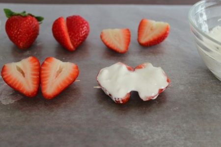 Цветы из клубники и киви. kak krasivo ukrasit tort klubnikoj 18. Цветы из клубники и киви фото. Цветы из клубники и киви-kak krasivo ukrasit tort klubnikoj 18. картинка Цветы из клубники и киви. картинка kak krasivo ukrasit tort klubnikoj 18. Свежие сочные фрукты, сладкие ягоды – что может быть аппетитнее и привлекательнее? Именно поэтому в качестве украшения тортов фрукты используются очень часто. Фрукты можно нарезать тонкими ломтиками и раскладывать на поверхности торта, покрывать слоем специального желе, переслаивать коржи и добавлять кусочки в крем.