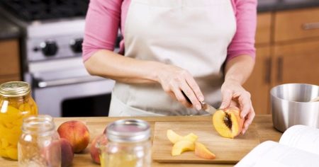 Персик с ежевикой компот. gotovim kompot iz persikov na zimu bez sterilizacii 1. Персик с ежевикой компот фото. Персик с ежевикой компот-gotovim kompot iz persikov na zimu bez sterilizacii 1. картинка Персик с ежевикой компот. картинка gotovim kompot iz persikov na zimu bez sterilizacii 1. Ежевика – не самая популярная ягода для зимних заготовок, однако идеально подходит для приготовления вкусных и ароматных напитков. К ежевике можно добавлять различные фрукты и ягоды, а также мяту и пряности, и тогда компот приобретет яркие и необычные вкусовые оттенки.